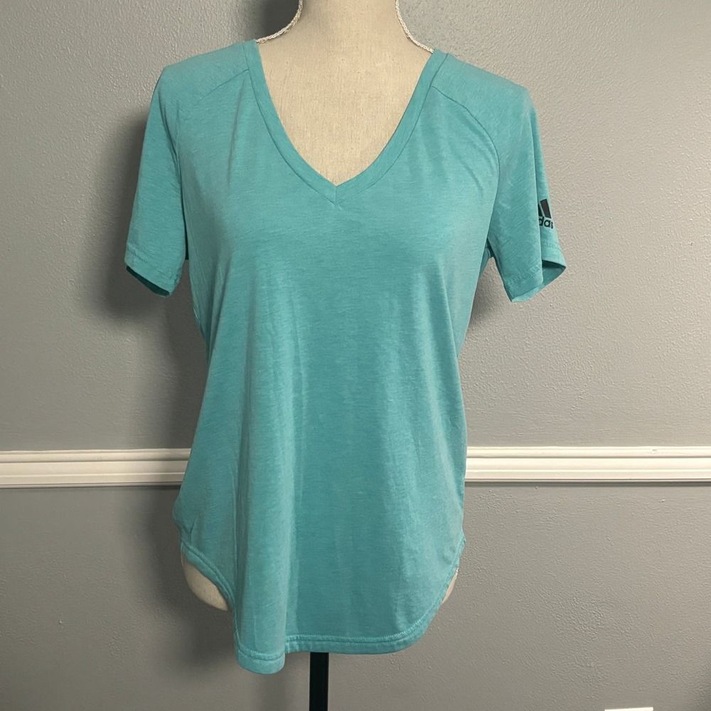 ADIDAS V-NECK DOLPHIN HEM LOOSE FITTING ATHLETIC ACTIVE WEAR GYM SHIRT MEDIUM